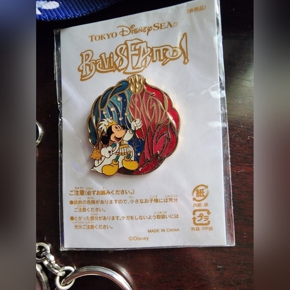 Disney Pin Set - Picture 3 of 5